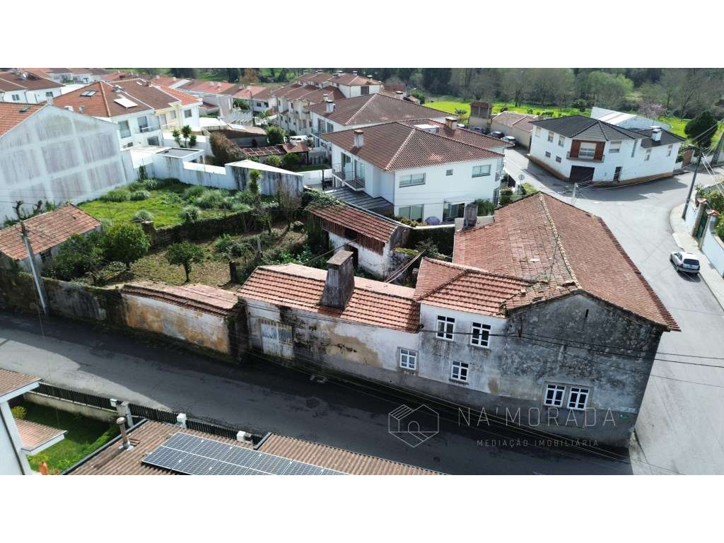 Propriedade para restauro em pleno centro de Santa Maria da Feira-36