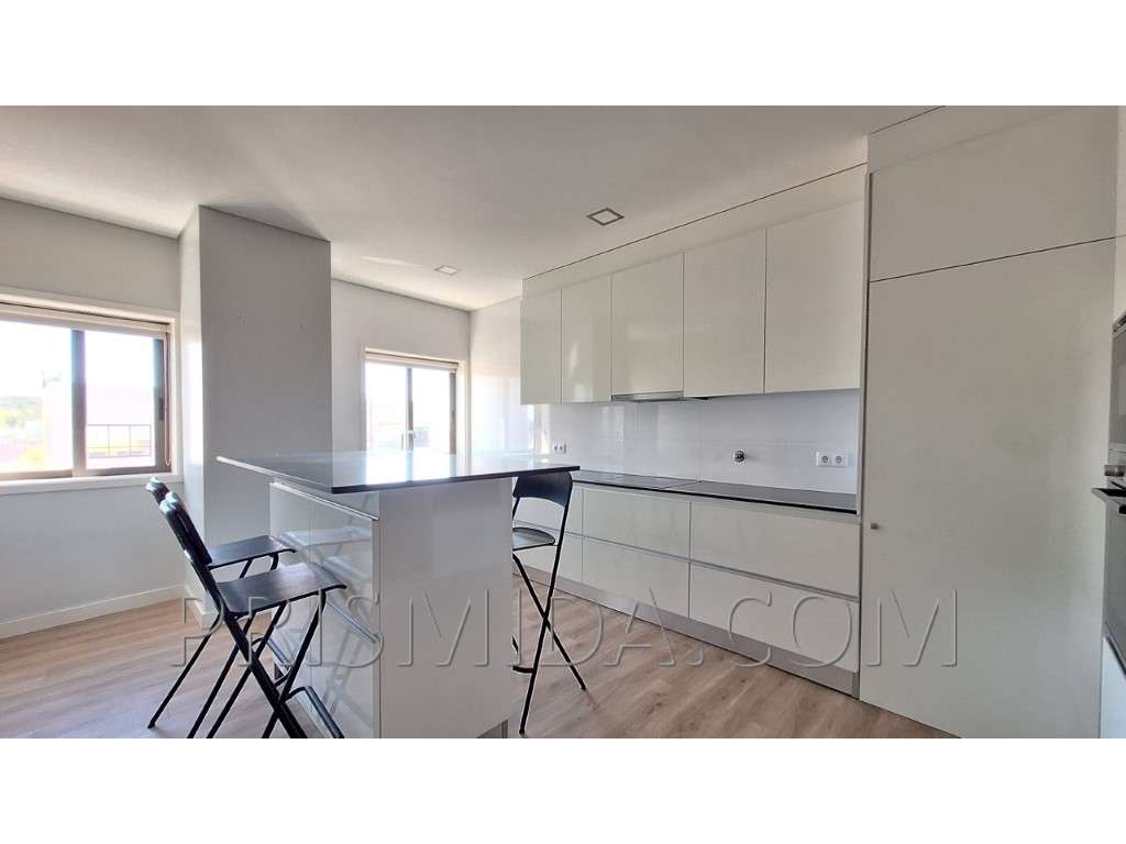 Duplex T4+office Renovado | Bi-Familiar | Terraço c/Churrasqueira-11