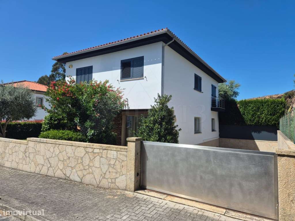 Moradia T4 com Suite, Jardim e Garagem - Centro de Ponte de Lima-1
