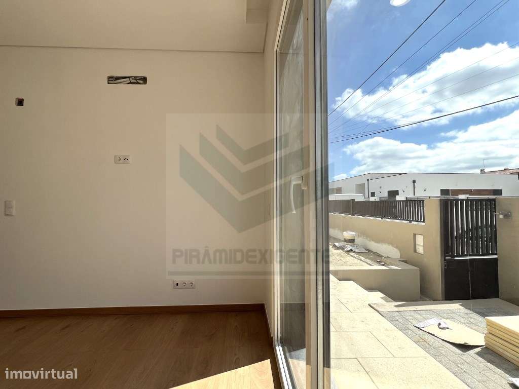 AZEITÃO, MORADIA Nova, 3 SUITES, Lavandaria PISCINA Garagem - Grande imagem: 4/38