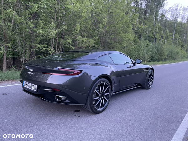 Aston Martin DB11 V8 Coupe - 8