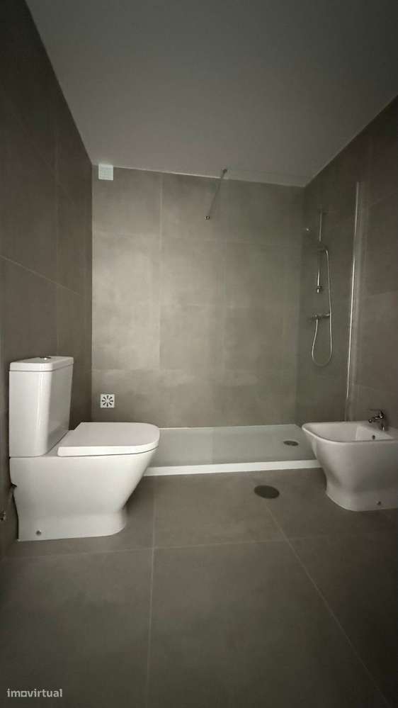 Apartamento T0 com parqueamento e vistas de mar-13