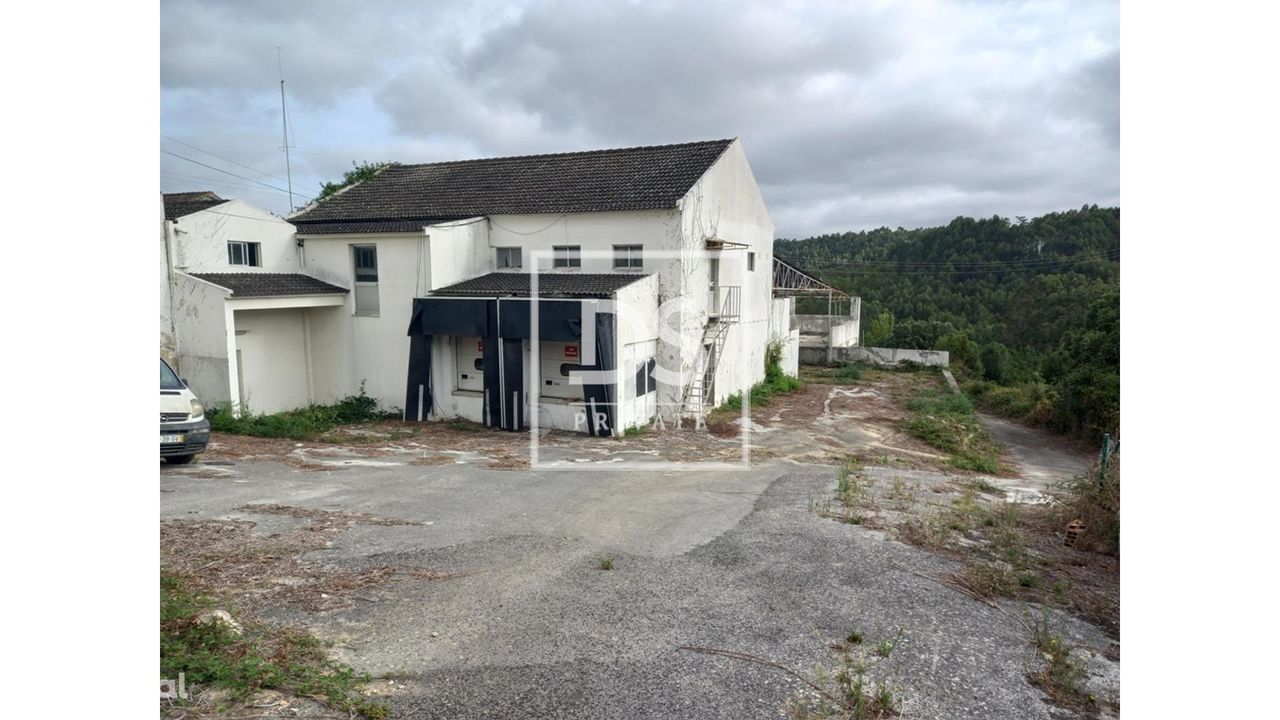 Espaçoso Edifício Industrial com Terreno Misto e Potencial de Expansão