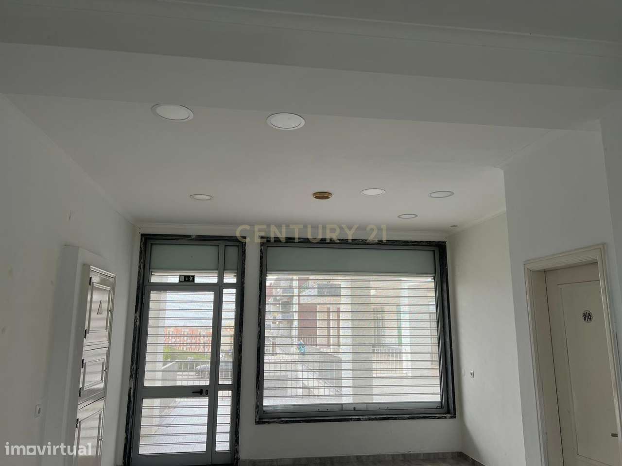 Loja para venda em Porto Salvo com varanda-14