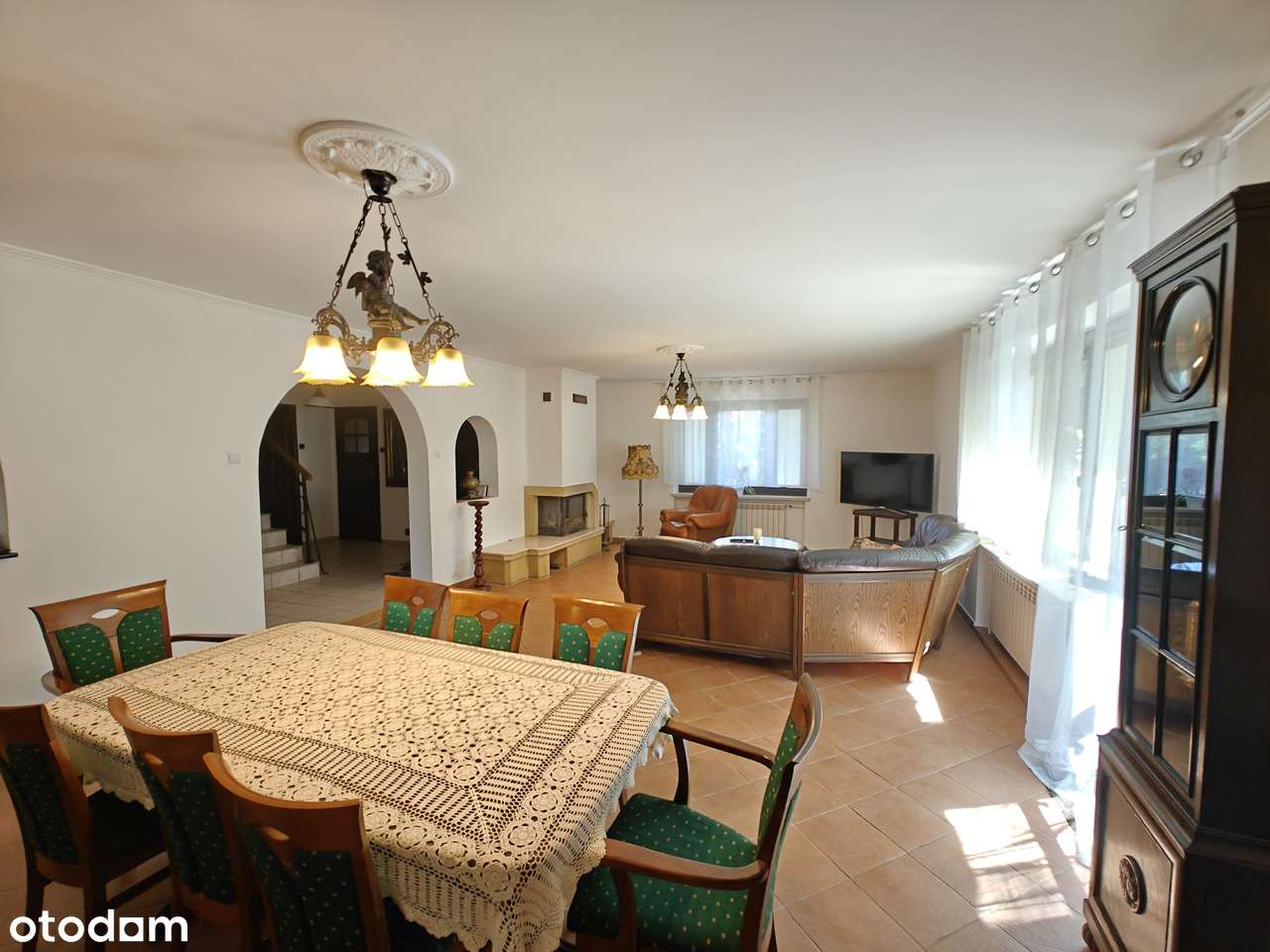 Dom wolnostojący w atrakcyjnej okolicy. Duża zadbana działka-1