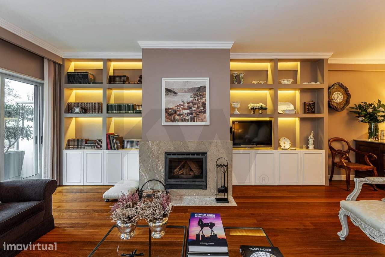 Excelente T5  em Condominio Fechado a Marechal Gomes da Costa, Porto-20