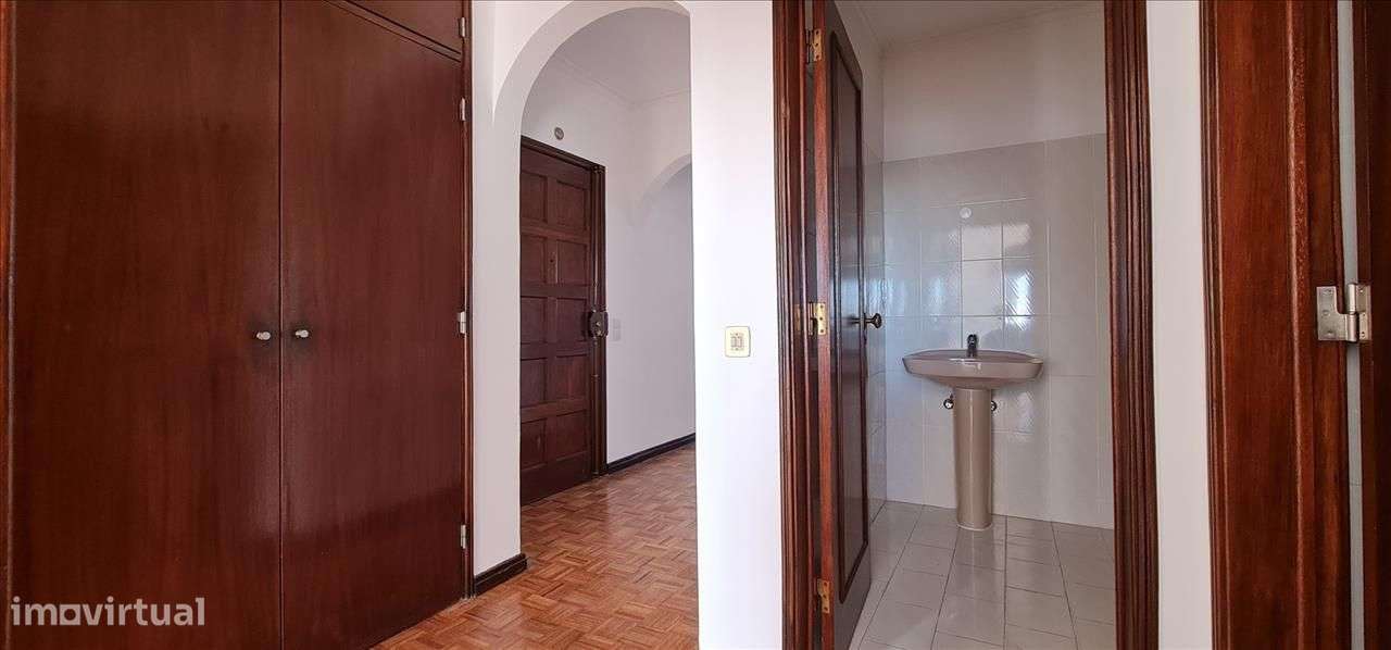 Apartamento T2 com Boa Exposição Solar em Rio de Mouro-11