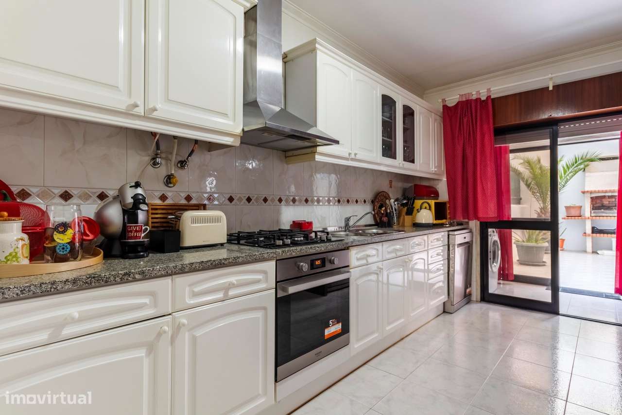 Apartamento T2 c/ 2 Lugares de Estacionamento e Terraço c/ 30m2 em Mem-7