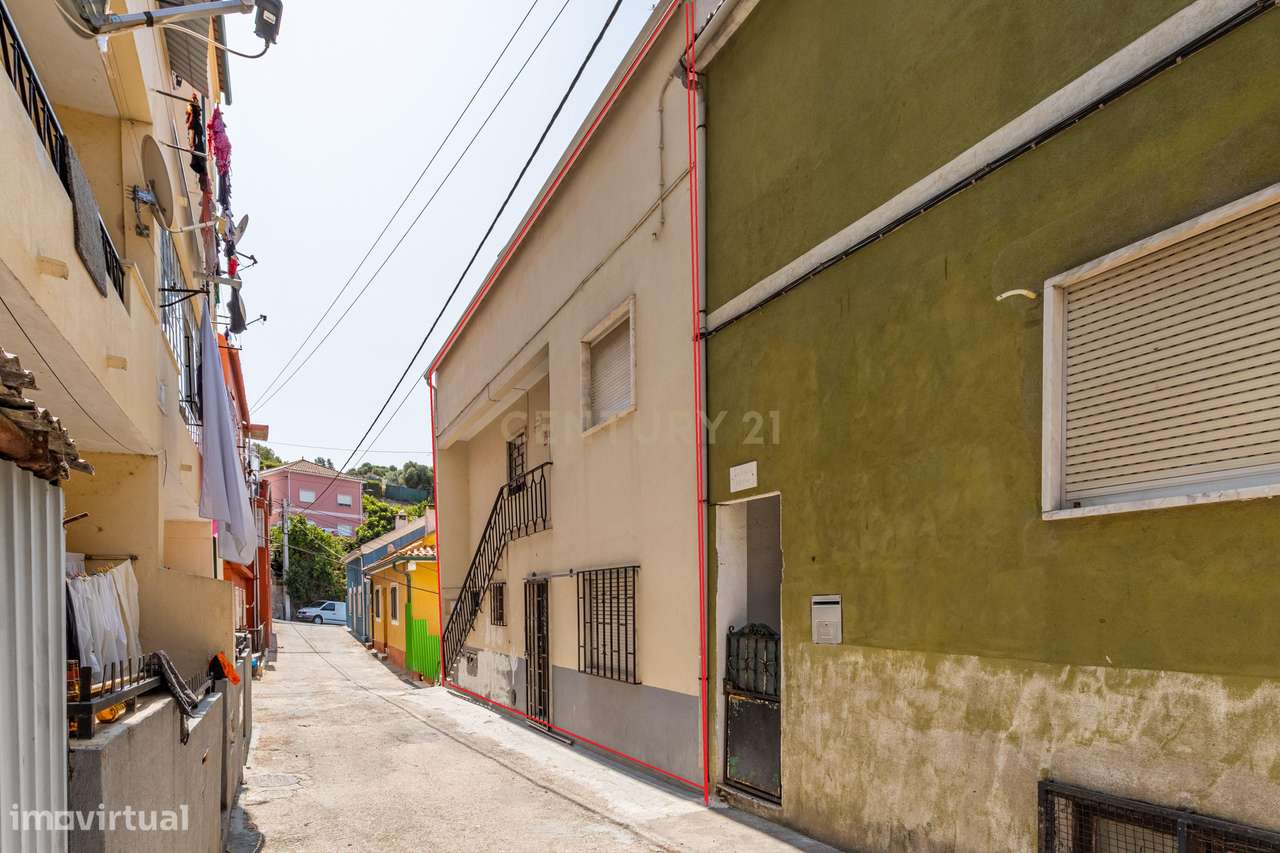 Prédio de 4 pisos com 8 frações no Catujal para investimento.-6