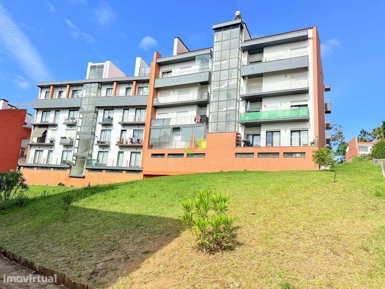 T4+1 Duplex com garagem dupla e terraço privativo-41