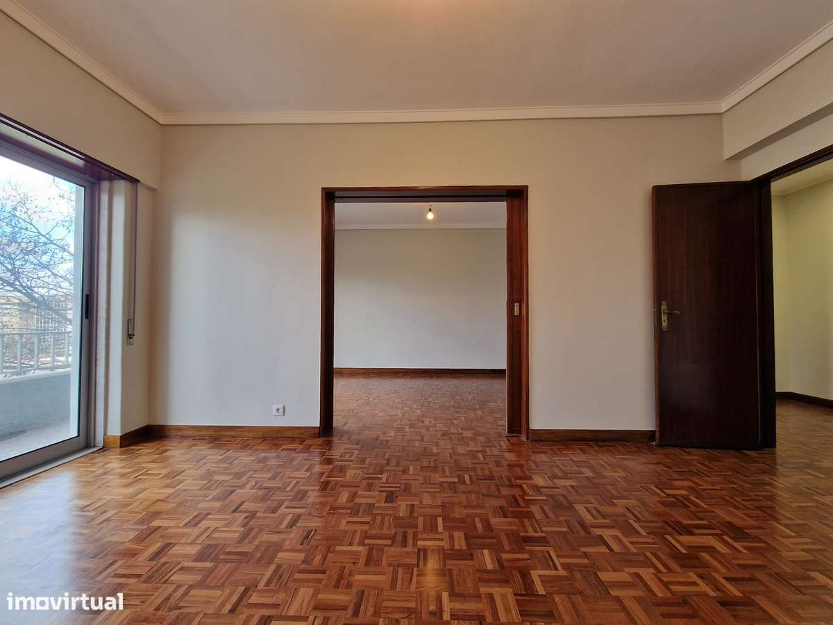 Apartamento T3 para arrendamento em São Domingos de Benfica - Grande imagem: 2/27