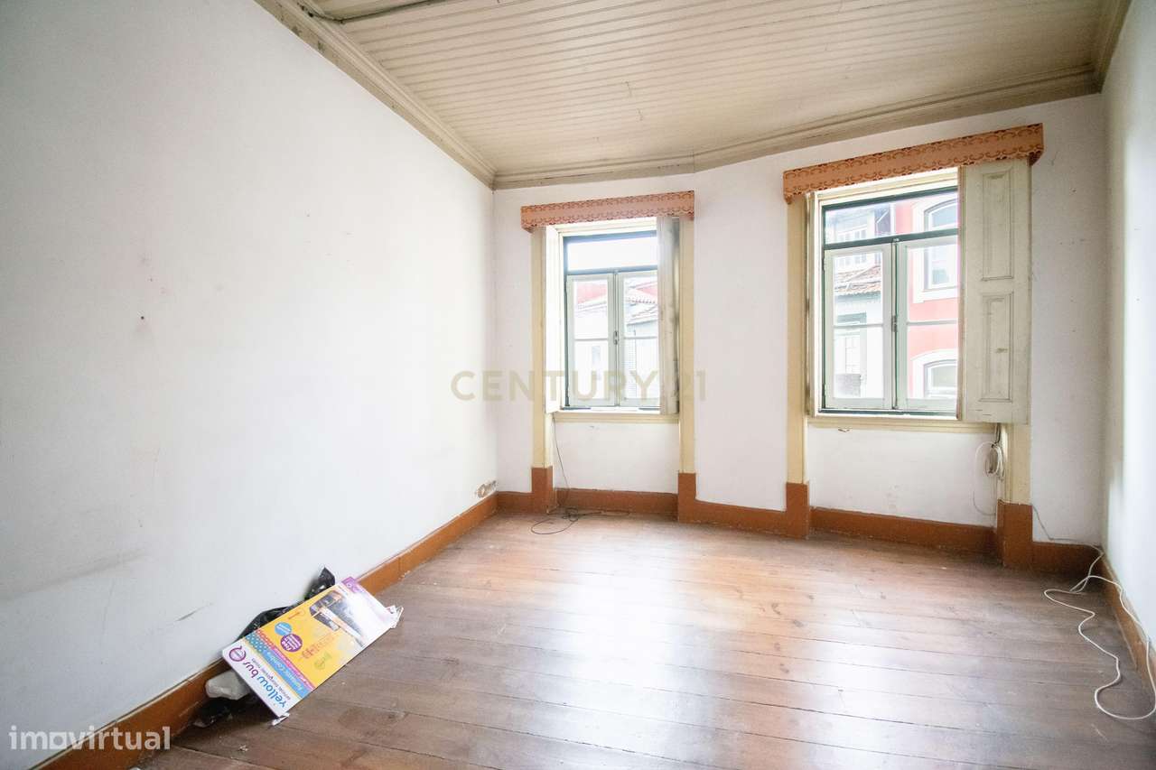 Prédio na emblemática Rua do Quebra Costas, no centro histórico de Coi-44