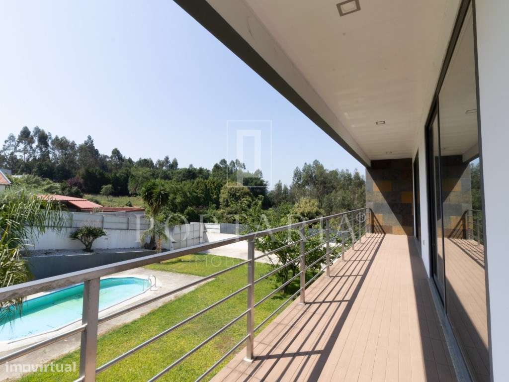 Fantástica moradia V4 isolada com piscina-31