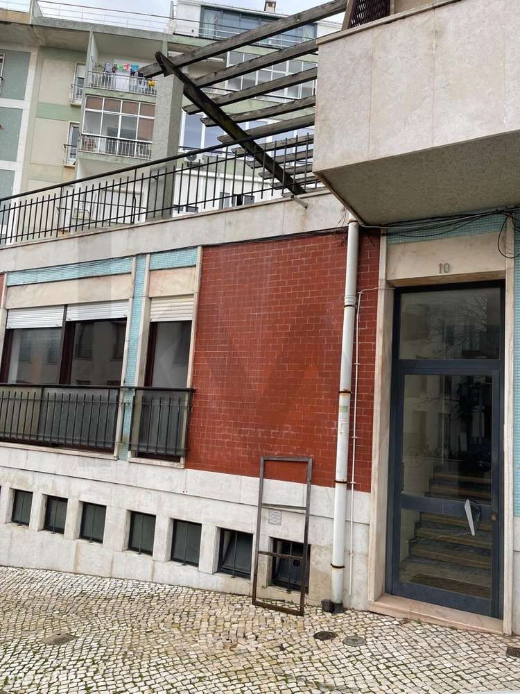 Arrendamento t2 com varanda e terraço na Lapa-Estrela - Grande imagem: 2/17