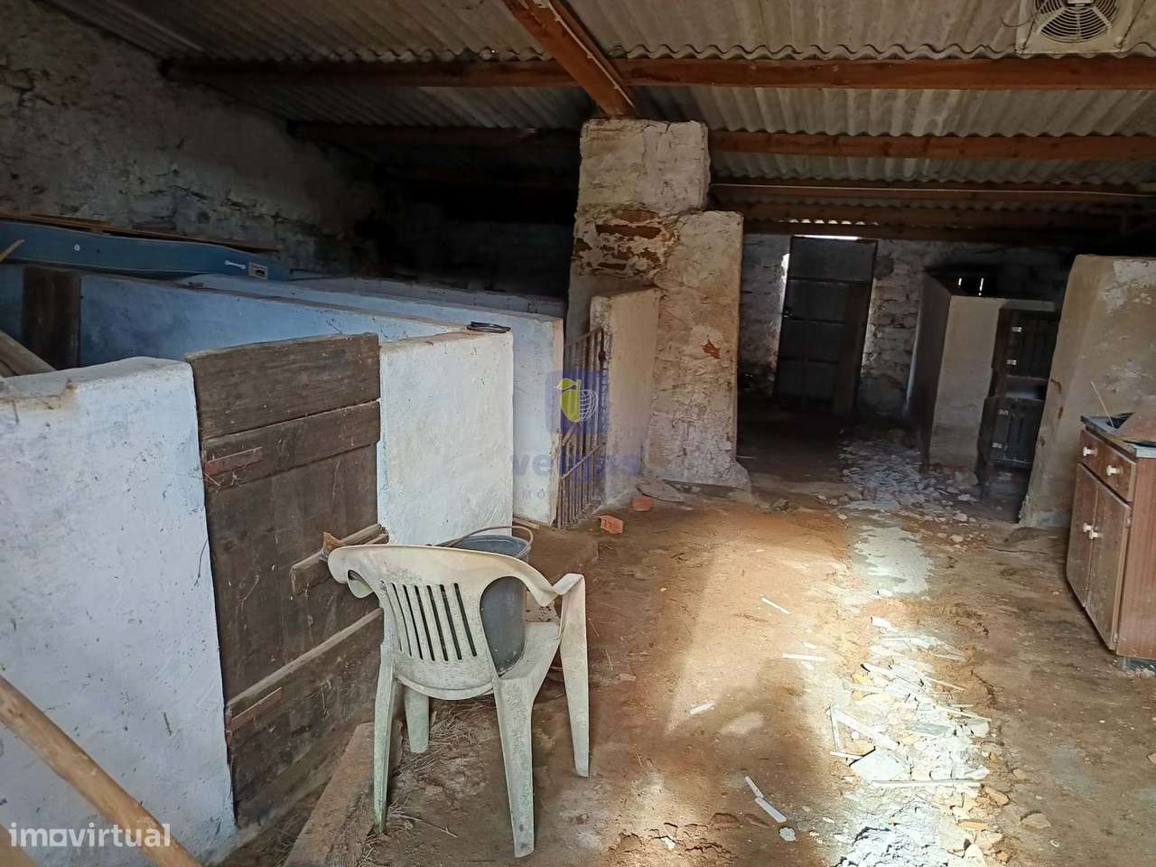 Moradia + Adega + Anexos com uma área  total de 787m2 situada em Casal-8