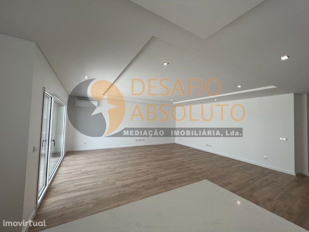 Apartamento T4 NOVO c/ Garagem - Montijo