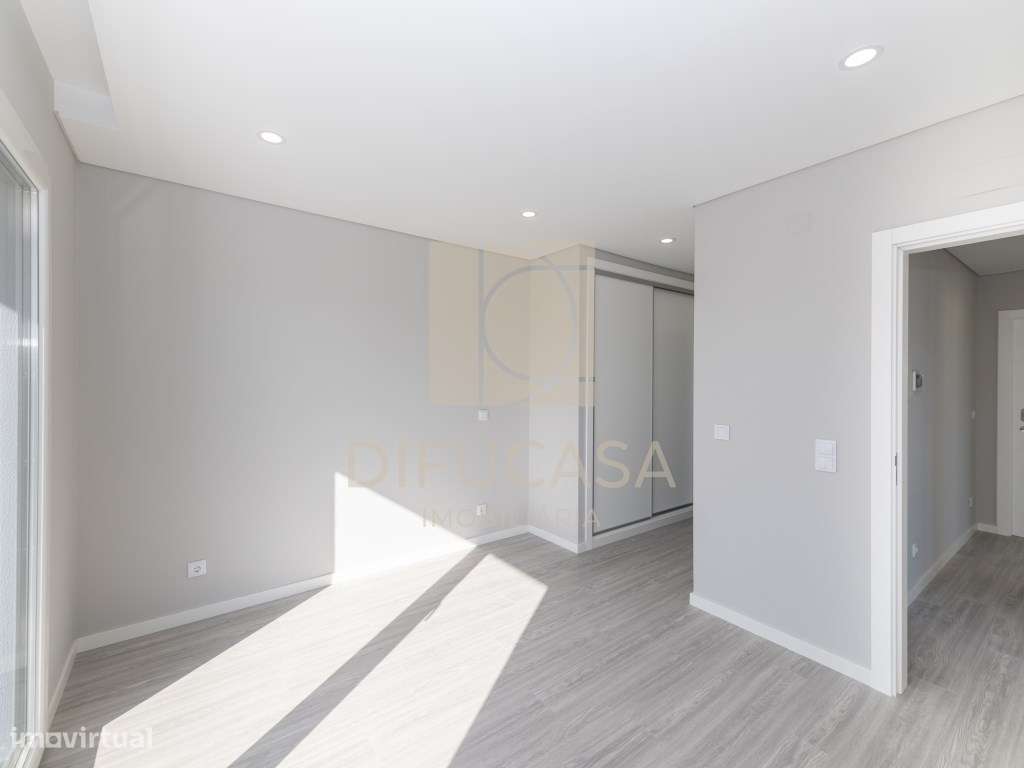 R300 Moradia T3+ 1 (sala de 40m2 localizada centro Fernão Ferro)-30