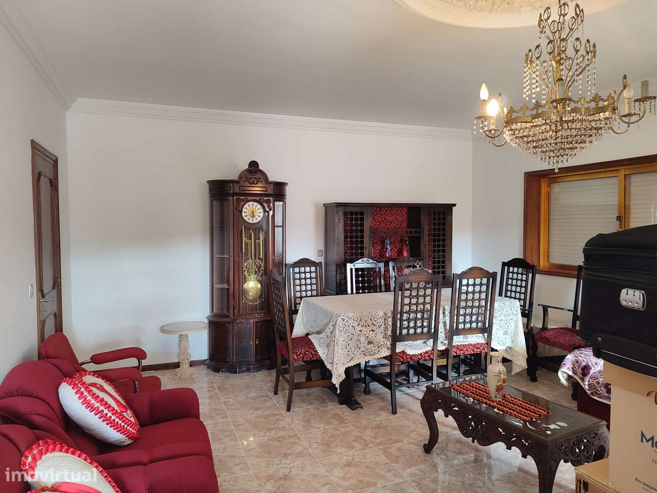 Moradia térrea com 4 frentes, garagem, anexos, jardim e bons acessos-9