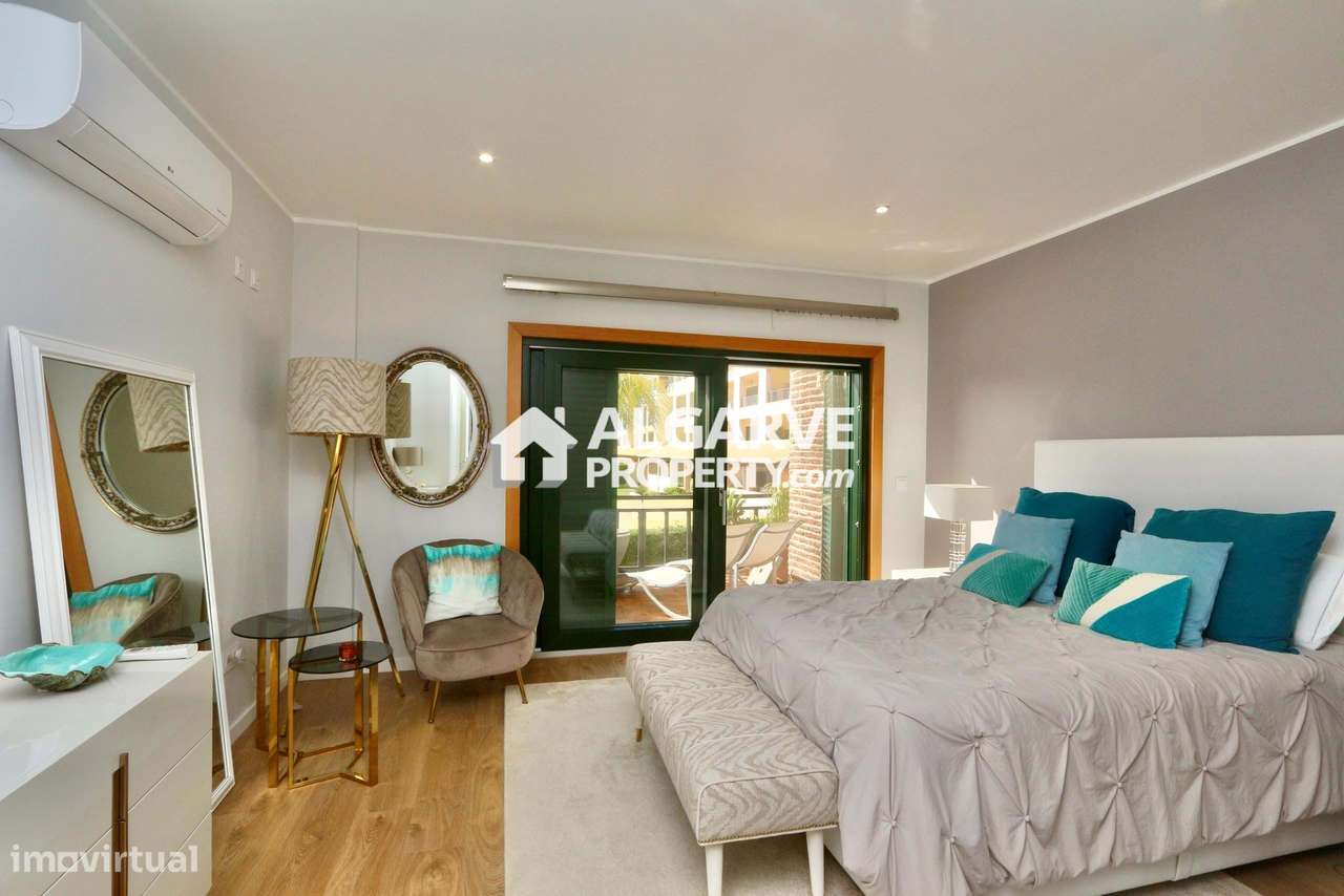 Moradia geminada V3+1 renovada em condomínio exclusivo com piscina em - Grande imagem: 4/47