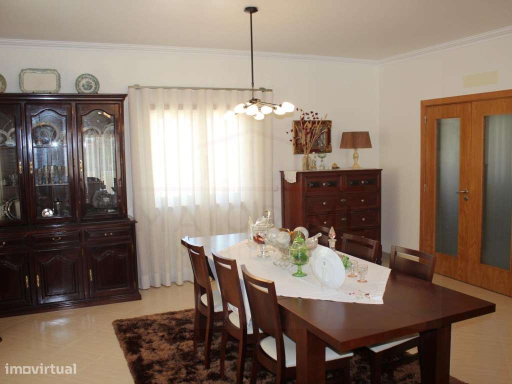 Moradia T5 com grandes áreas em zona muito tranquila de Rio Maior-21