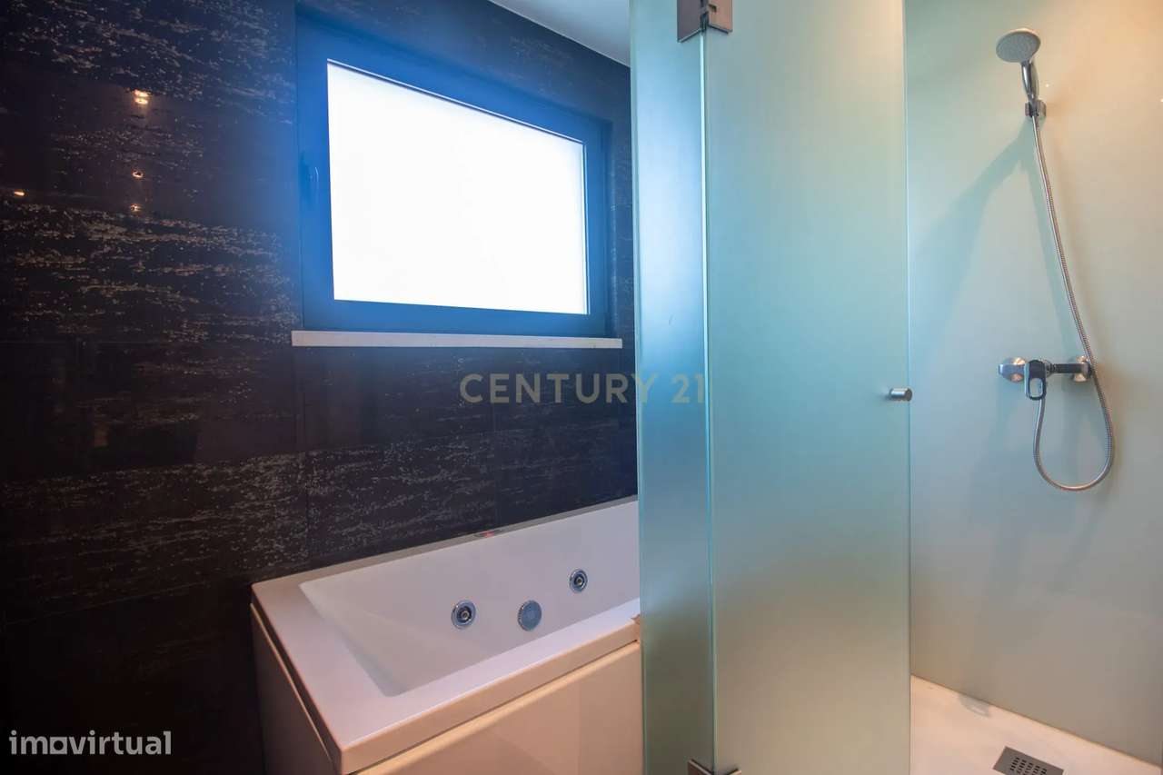 Viva o Luxo à Beira-Mar: Moradia Espetacular T5 com Piscina na Deslumb-36