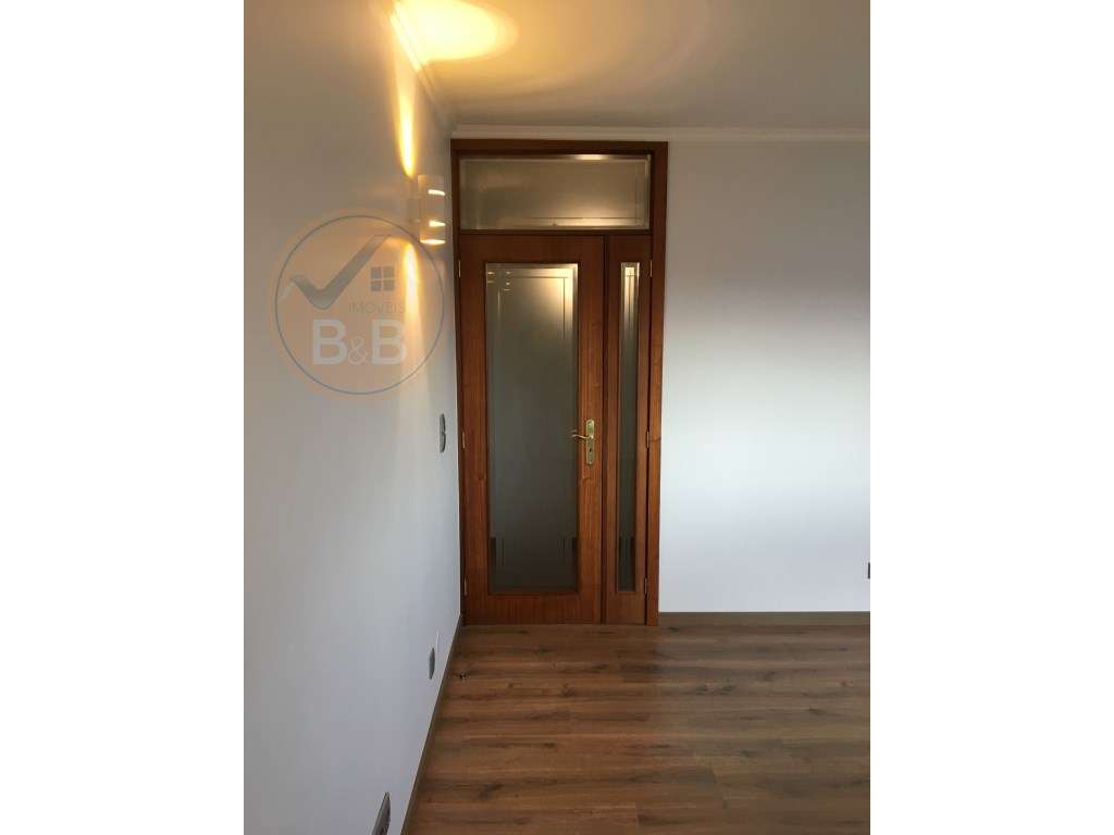 Apartamento T3 com garagem em Valbom-6