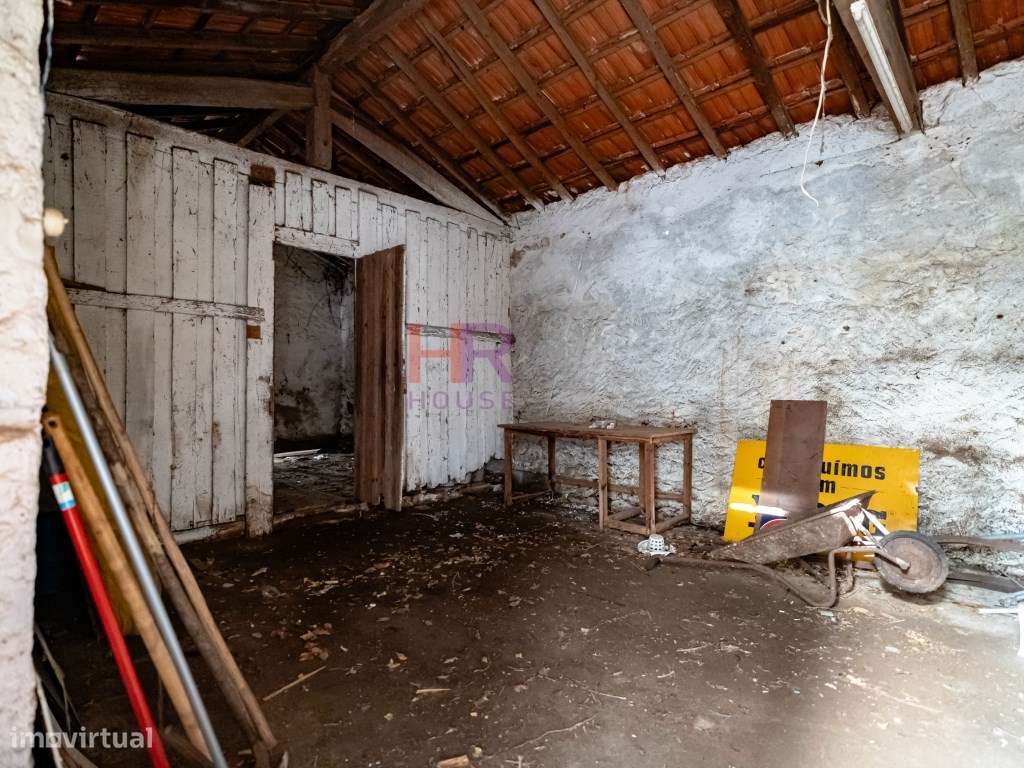 Coimbra, Vende-se Moradia com terreno e jardim.-35