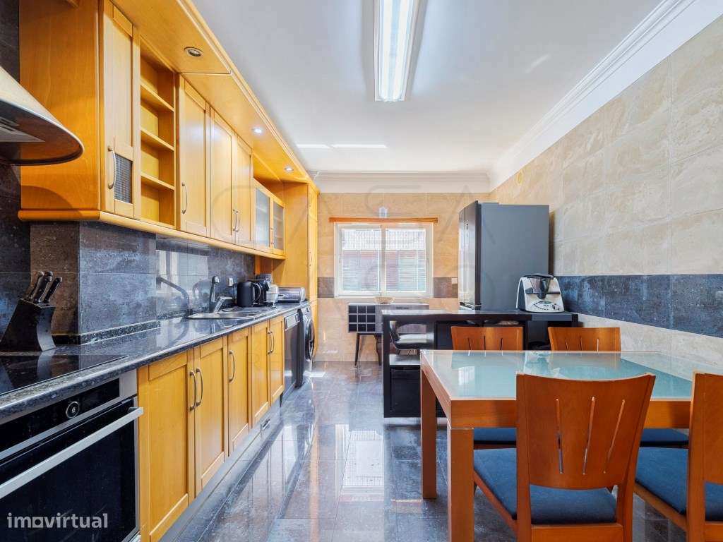 Apartamento com 3 assoalhadas, parqueamento e arrecadação no Bairro...-9