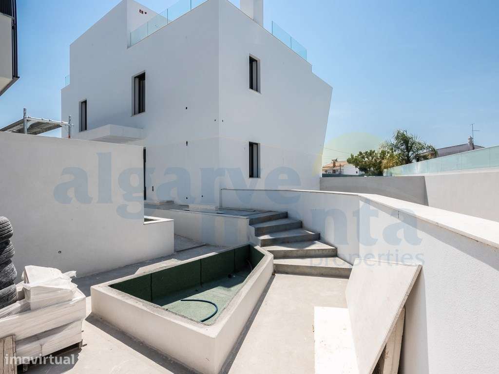 Moradia T4 de Arquitetura Contemporânea com Piscina, Rooftop e Vist...-42