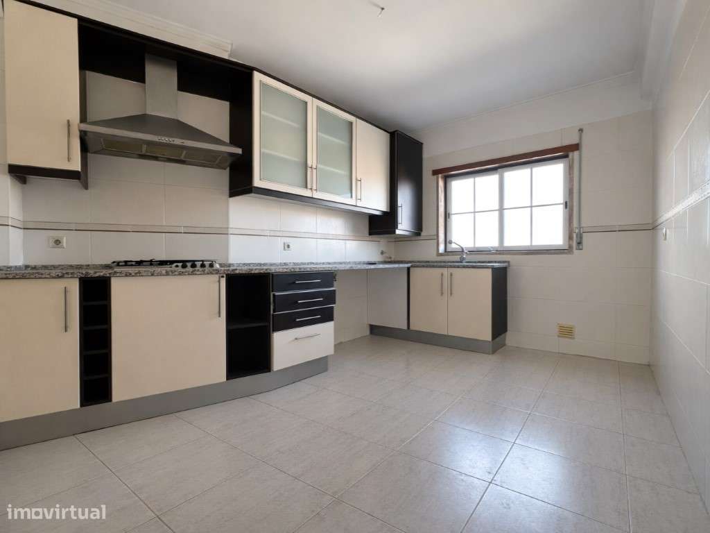 T3 com Varanda, Arrecadação e 2 Lugares de Garagem-1