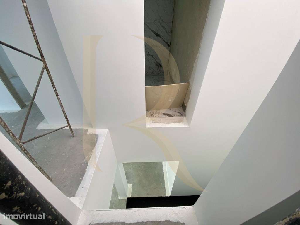 Moradia isolada T4 por terminar na Charneca da Caparica-8