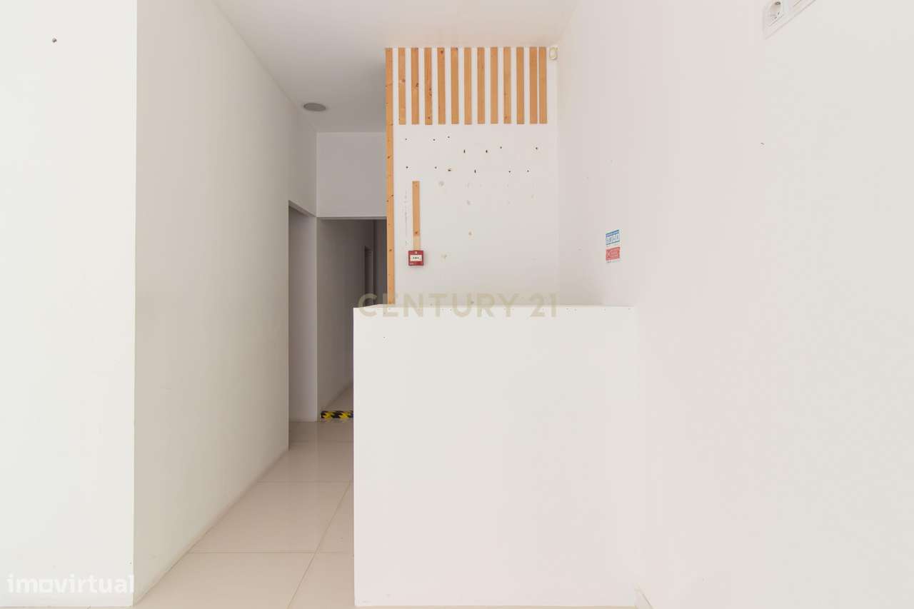 Loja com 129 m² em zona central com elevada visibilidade - Arrendament - Grande imagem: 3/11