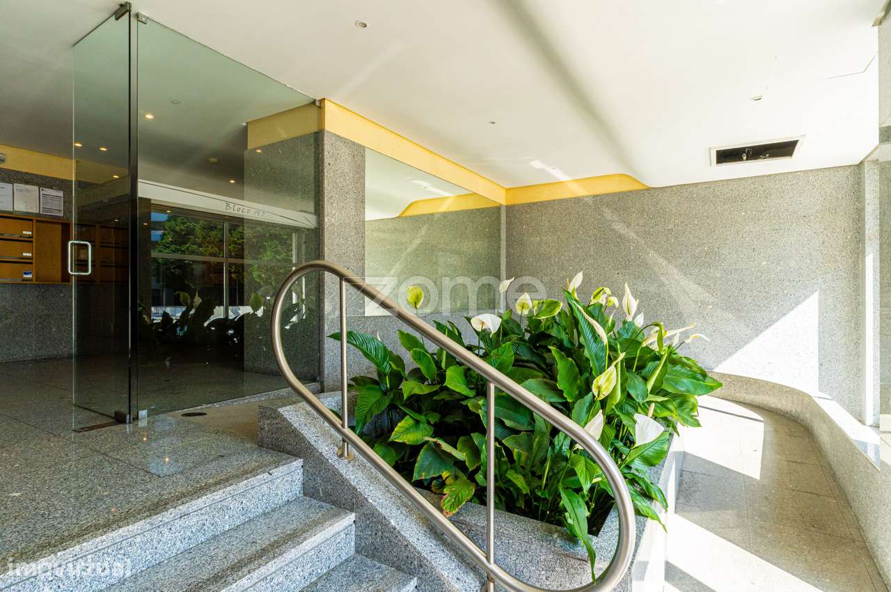 Apartamento T2 na Rua do Orfeão com vista desafogada - Grande imagem: 4/21