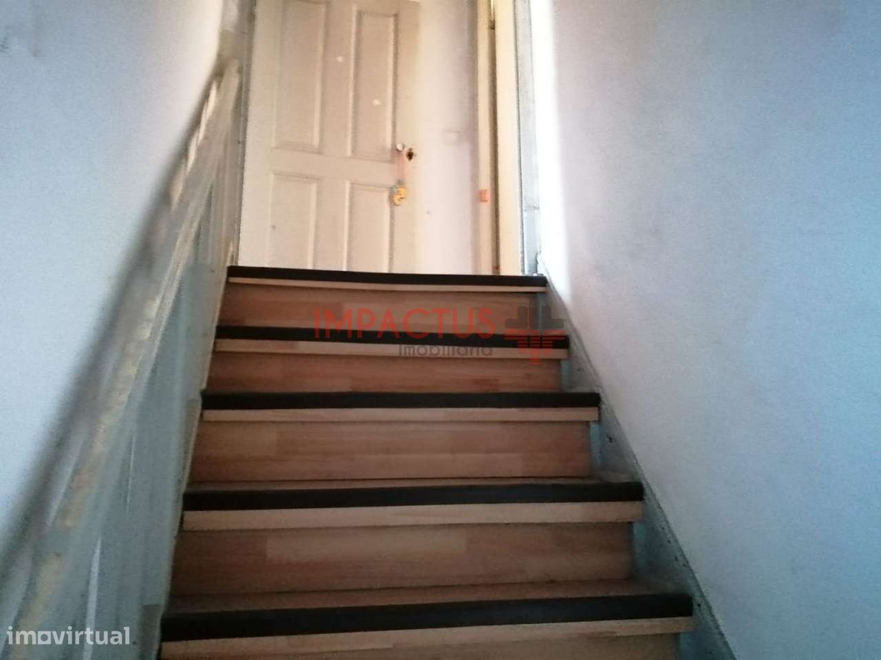 Moradia para restauro com inquilino próximo da Estação - Grande imagem: 5/29