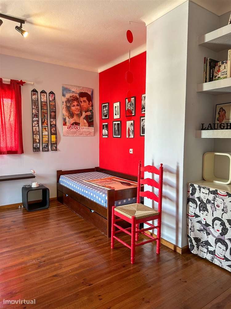 Moradia T5 com piscina e jardim a poucos metros da Praia do Alemão – A-58