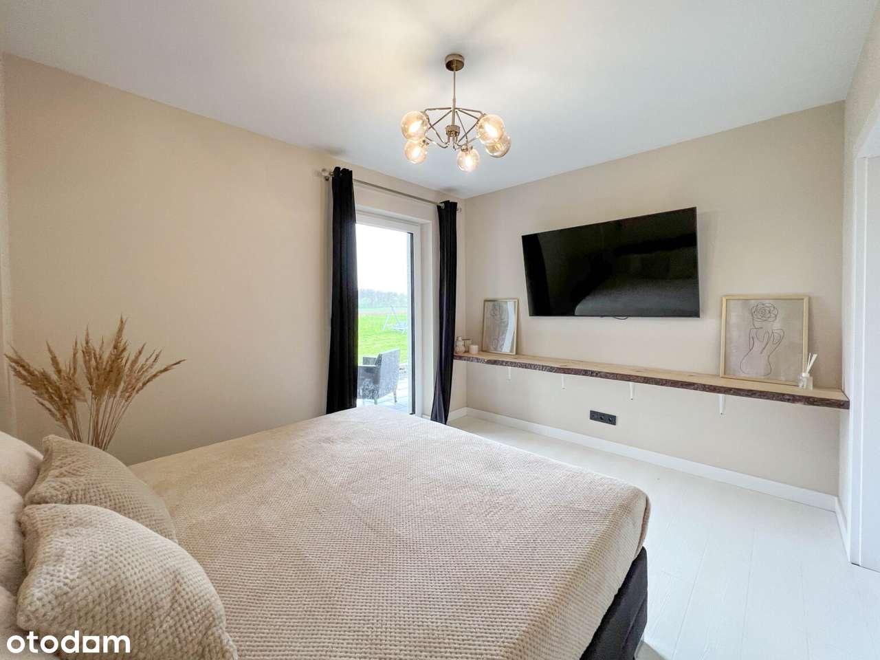 Elegancki dom parterowy z garażem w bryle budynku oraz dużą działką !-7