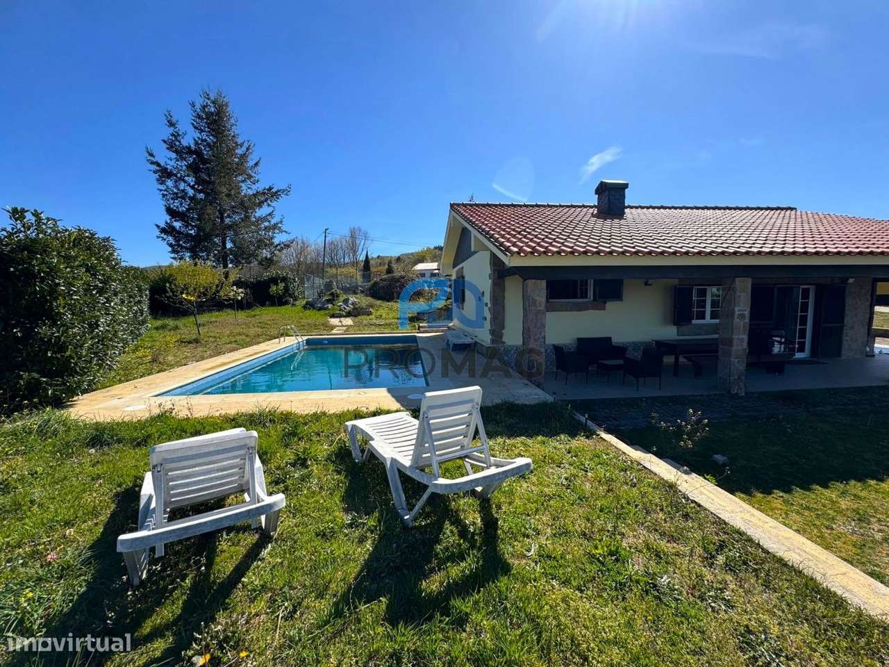 Moradia com excelente área, piscina e plena privacidade - Grande imagem: 5/45