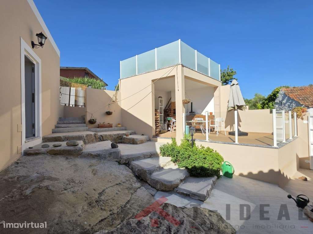 Moradia Renovada com Espaço Exterior-24