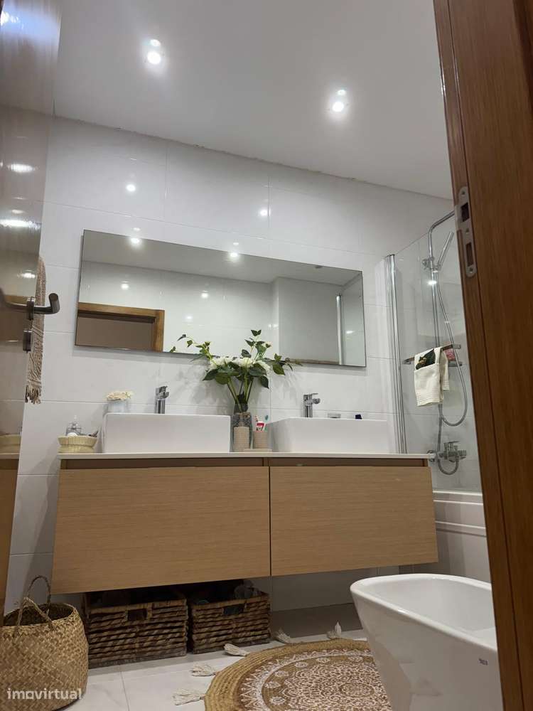 Apartamento T3 com 3 casas de banho e garagem-15