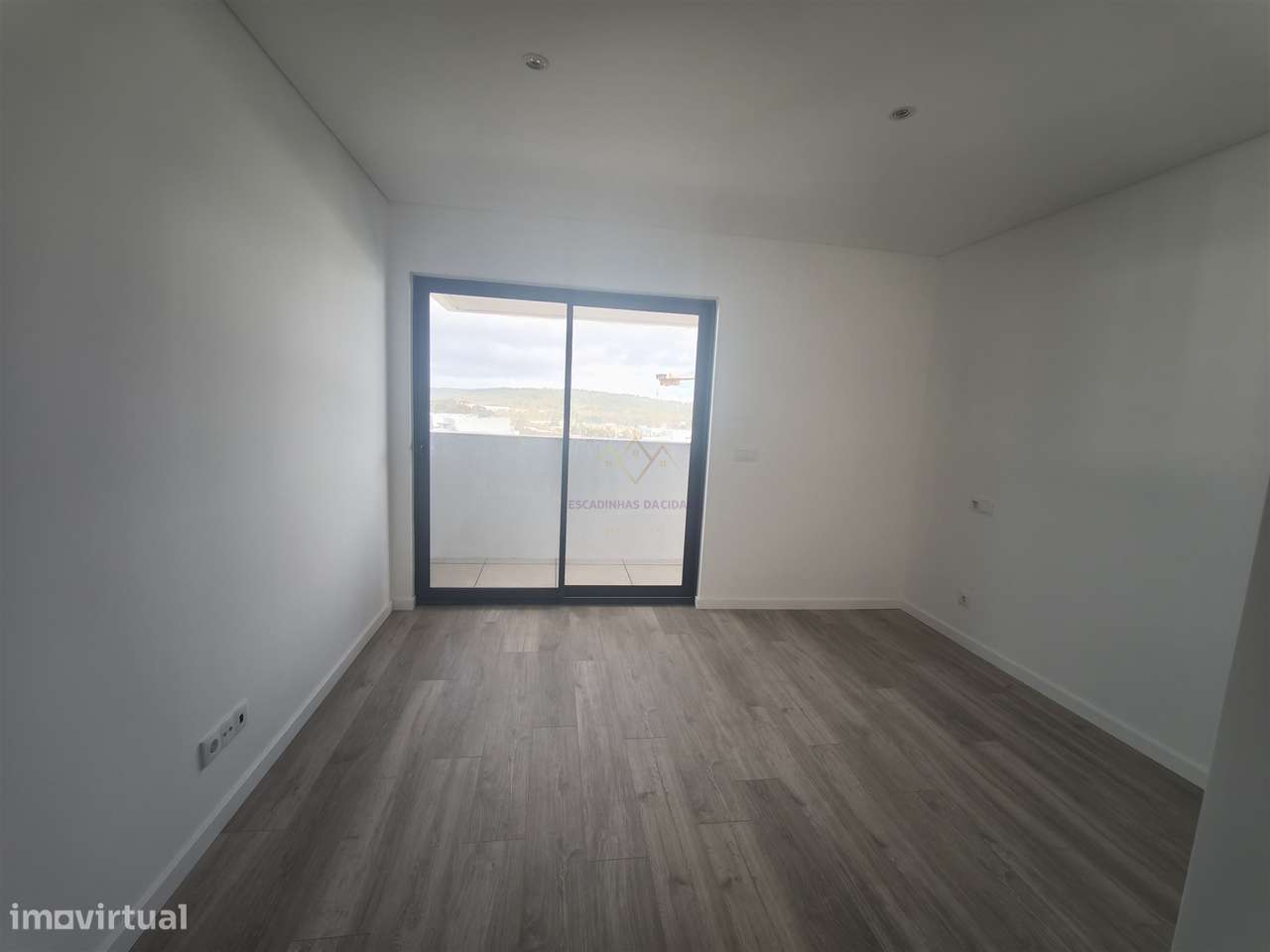 Elegância e Conforto em Carnaxide: T2 com Varandas, 2 Lugares de Garag-16