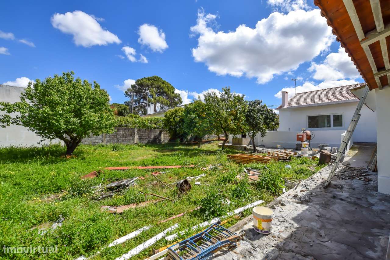 Moradia T3 remodelada com Anexos, Garagem e Poço.-31