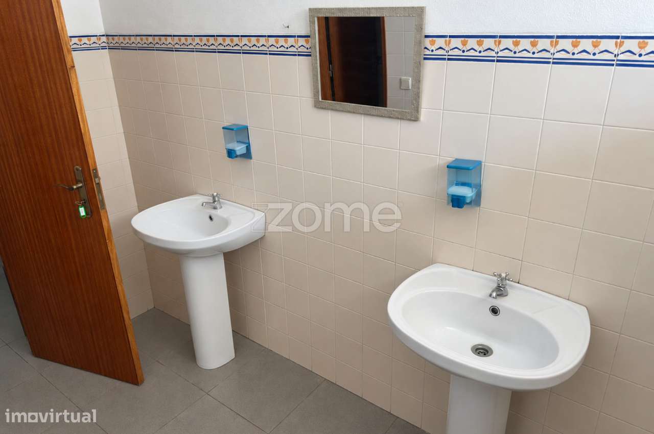 Loja de 108 m² com Potencial de Conversão em T3 – Santana, Sesimbra...-12