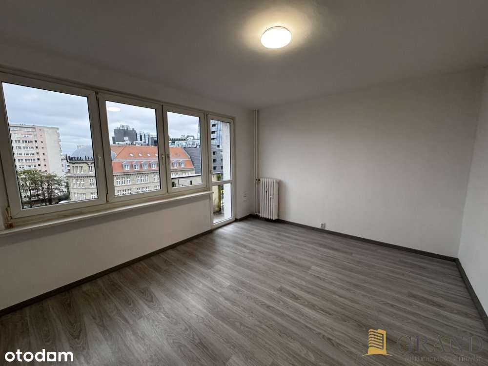 Kawalerka w centrum z balkonem-0