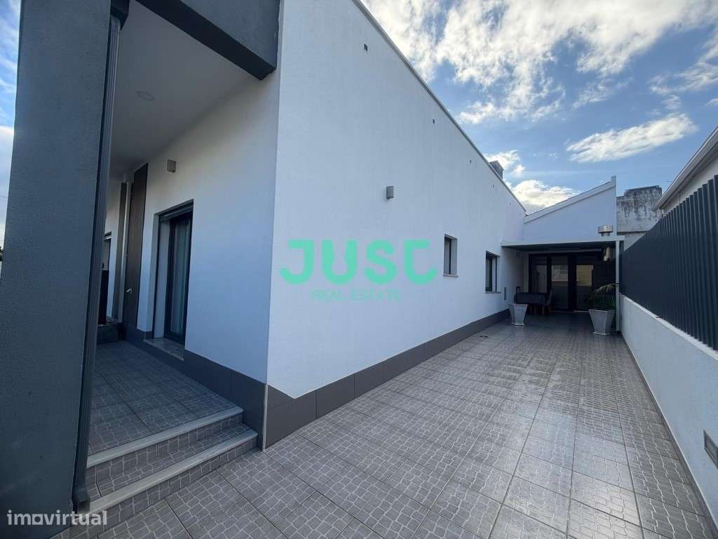 Moradia isolada, T3, seminova com garagem e piscina na Quinta do Conde-8