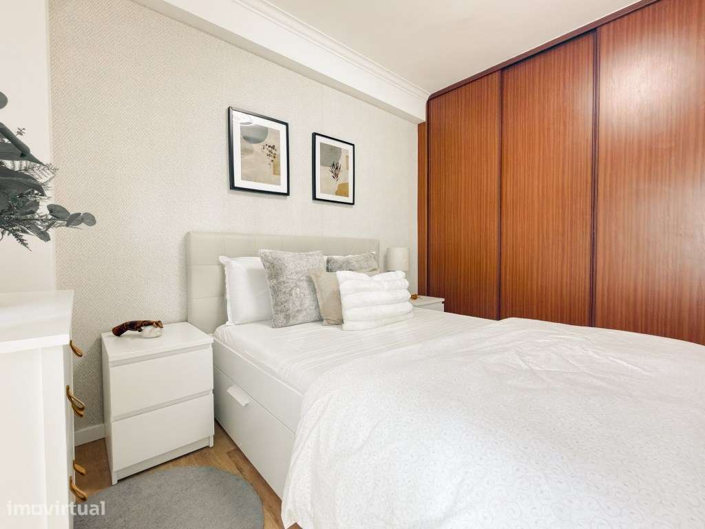 Apartamento T2 renovado e mobilado em Massamá com 107 m² e arrecadação-24