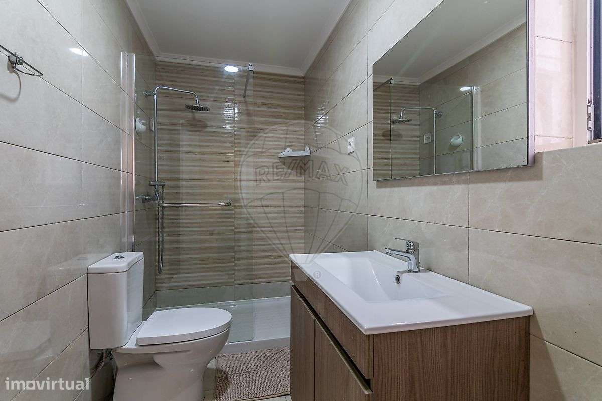 Apartamento T3 remodelado nas Paivas, com logradouro-9