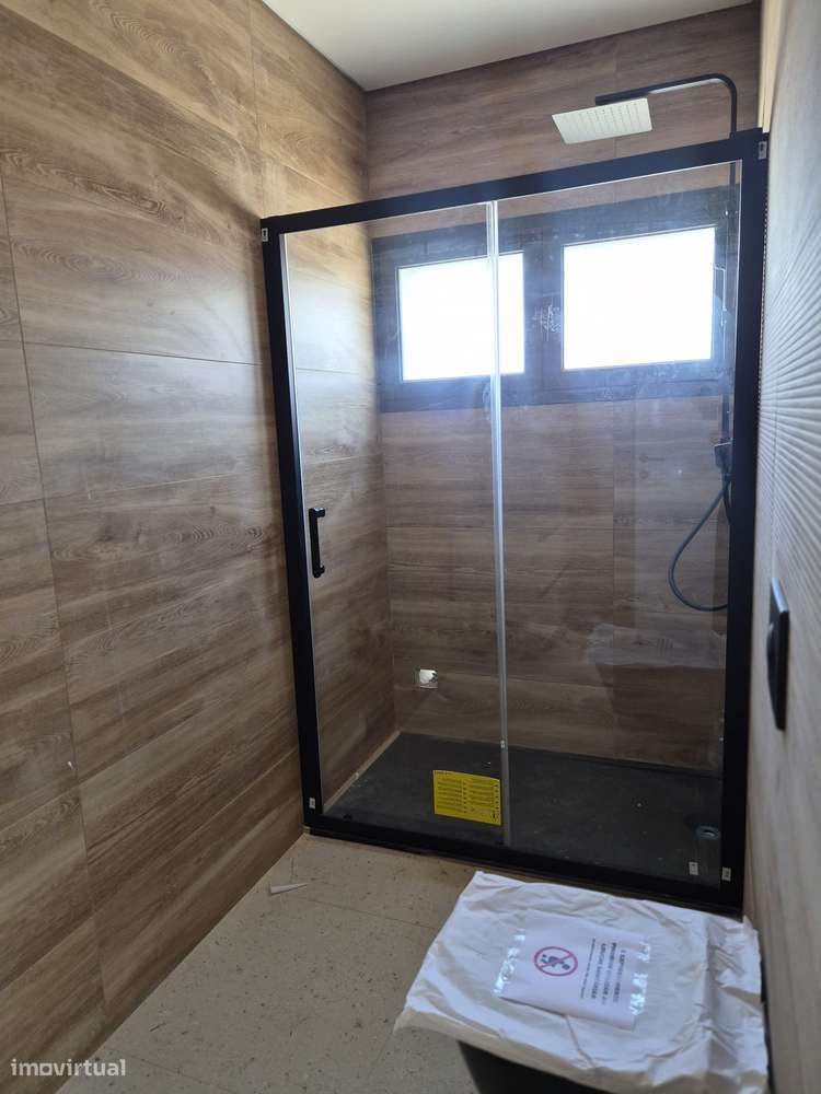 Moradia T3, térrea, geminada com garagem e jardim. Fração "A"-12