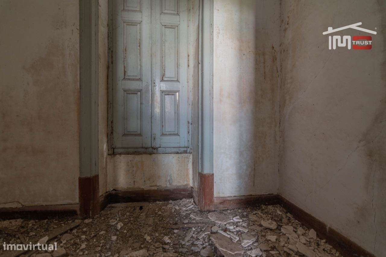 Edifício para restauro em frente á estação de Fátima - Grande imagem: 4/31