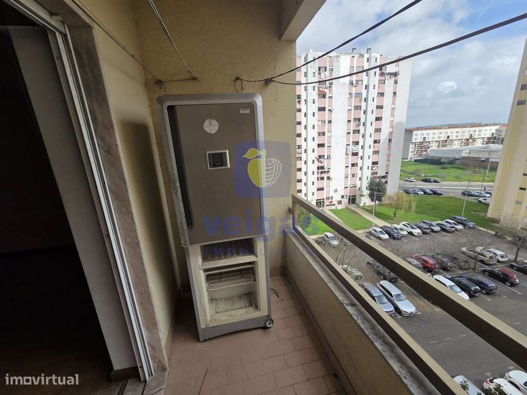 Apartamento T3 situado no Carregado, distinguindo-se pelas áreas ampla - Grande imagem: 3/53