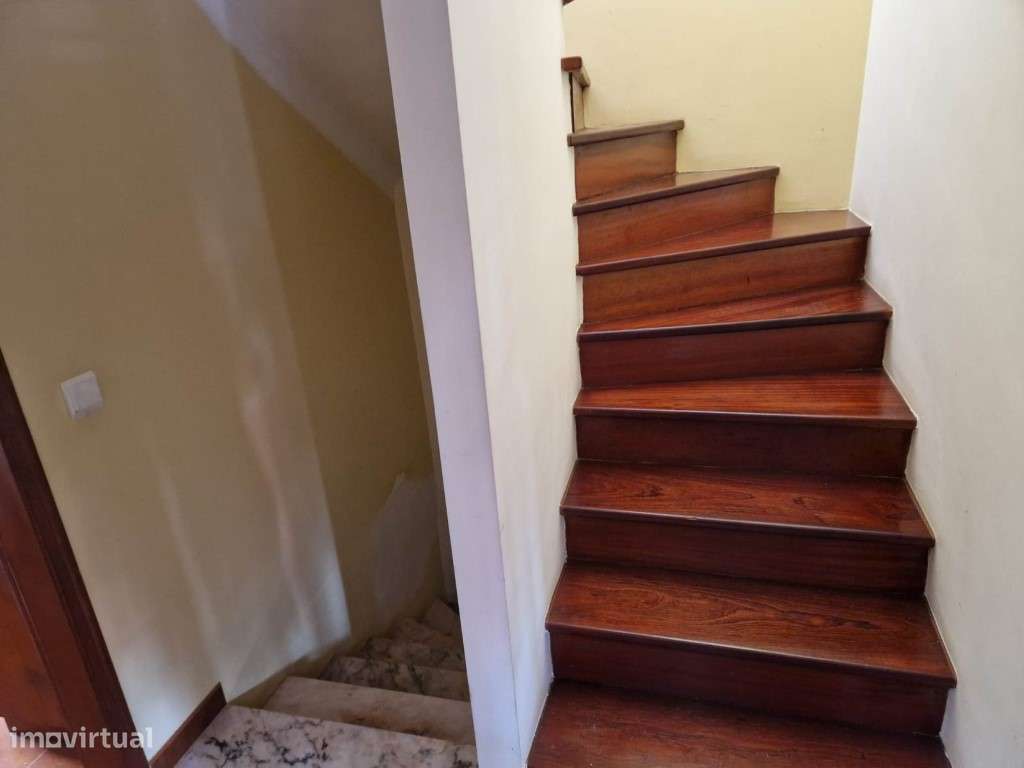 Moradia de 3 Pisos Com Garagem e Aproveitamento de Sótão-17